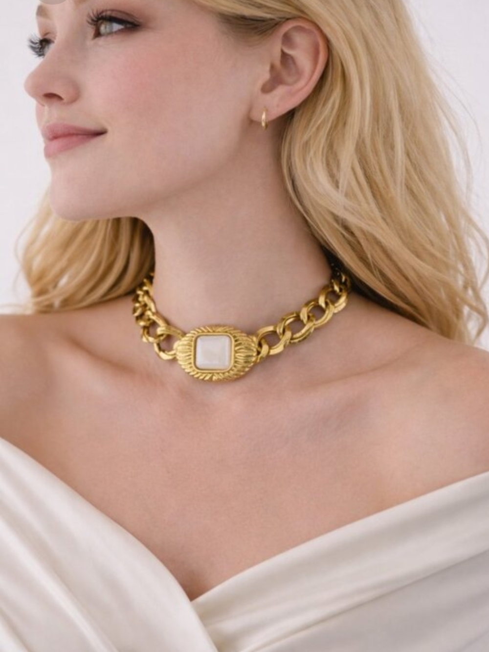 Vintage Monet Gold Tone Jewelry Set – Necklace, Earrings & Brooch - Picture 5 of 6